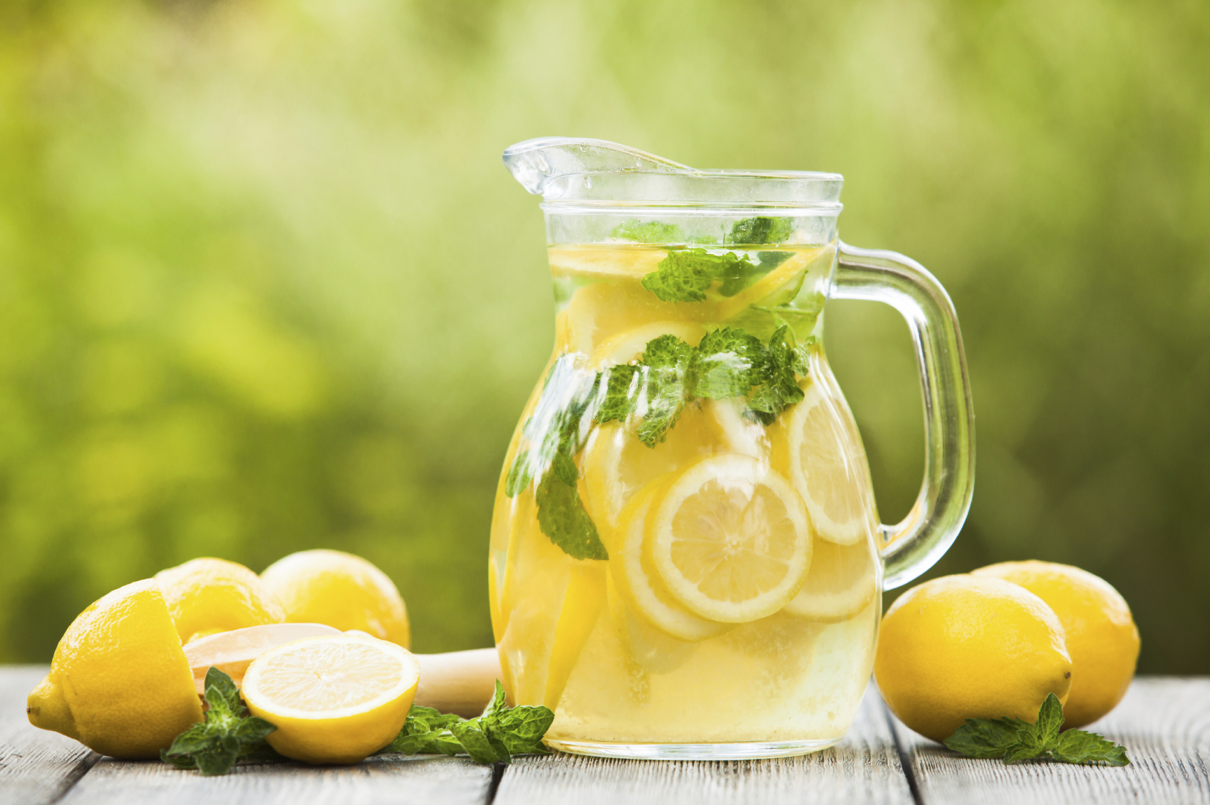 The summer heat can get to your head… But don’t let it affect your beverage choices. Here are five of the worst summer drinks and their healthier alternatives.