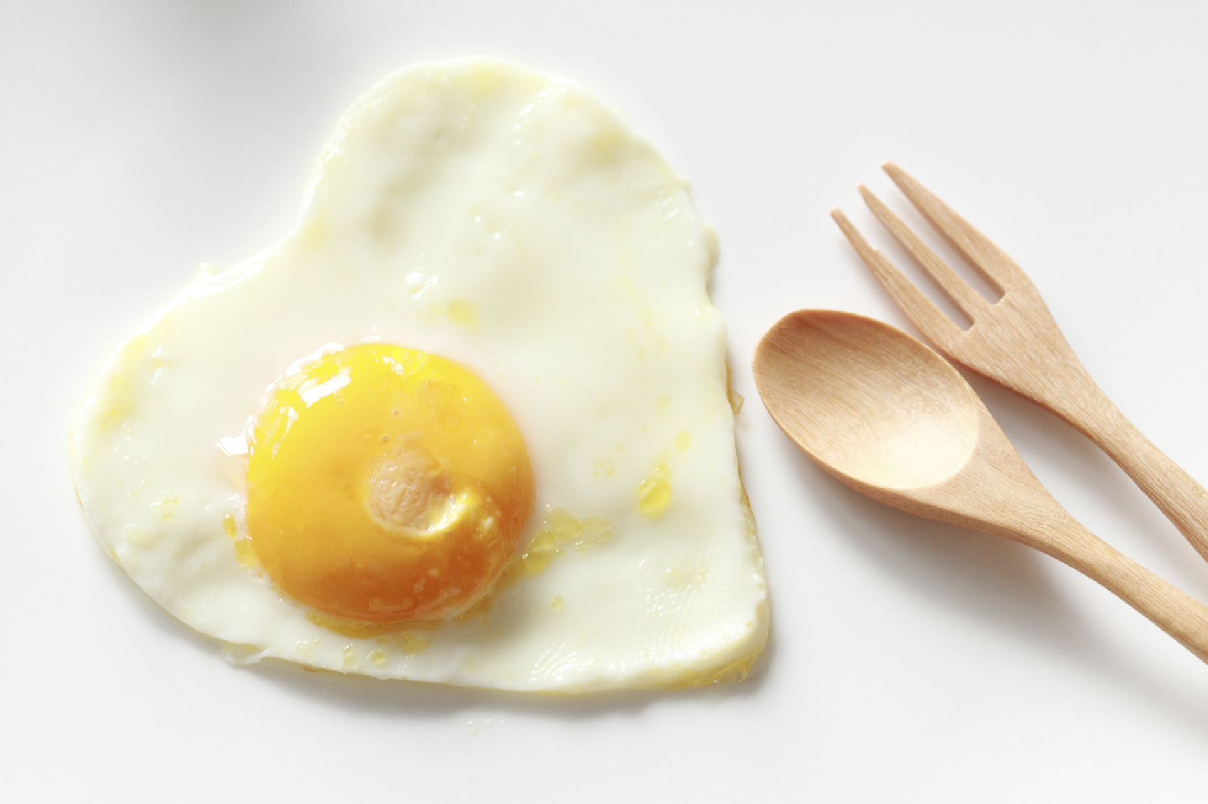 Experts finally admit it’s time to stop fearing cholesterol… And start embracing eggs. Here are five surprising ways egg yolks are good for you.