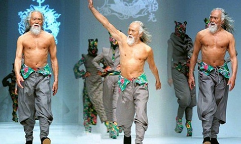 You may not believe it, but this buff fashion model is 80 years old. Here’s his secret. 