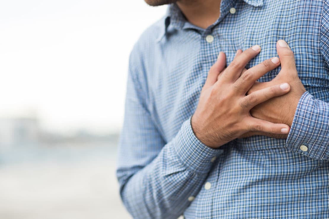 Hand man in the chest, squeezing his heart He had a sudden heart attack.