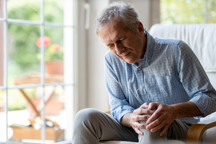 Photo of man with knee pain